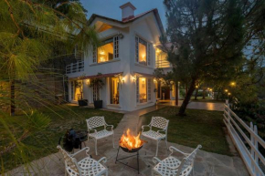 StayVista at Bellevue with Outdoor Jacuzzi